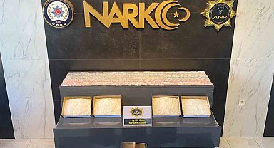 Valiz tabanına zulalanmış 8 kilo metamfetaminle yakalandılar