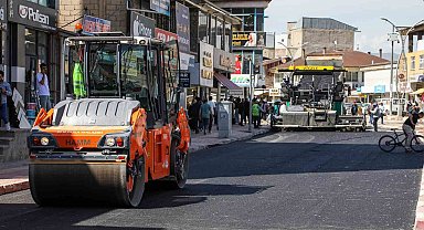 Van Büyükşehir Belediyesi asfalt serimine başladı
