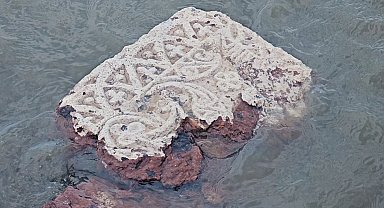 Van Gölü'ndeki tarihi mezarlar definecilerin hedefi oldu
