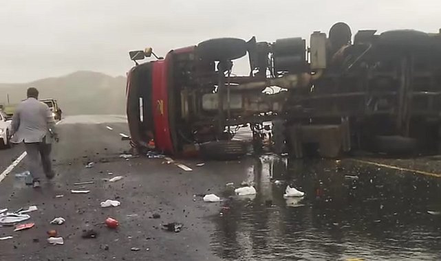 Van-Hakkari karayolunda tır devrildi: 2 yaralı