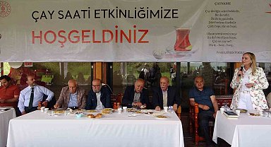 Van Kalesi önünde çay saati