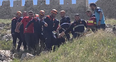 Van Kalesi'nde kayalıklarda mahsur kalan şahıs kurtarıldı