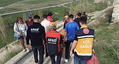 Van Kalesi'nden düşen yaşlı kadın kurtarıldı