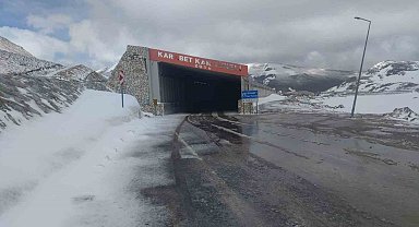 Van'da dağların zirvesinde kar, ovalarında çiçek