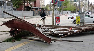 Van'da etkili olan fırtına çatıları uçurdu, ağaçları devirdi