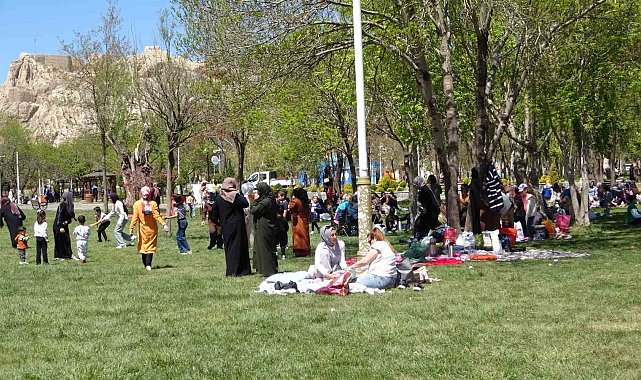 Van'da Hıdırellez etkinliği renkli görüntülere sahne oldu