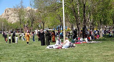 Van'da Hıdırellez etkinliği renkli görüntülere sahne oldu