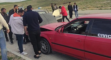Van'da iki otomobil kafa kafaya çarpıştı: 1 yaralı