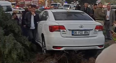 Van'da kontrolden çıkan araç ağaca çarptı: 2 yaralı