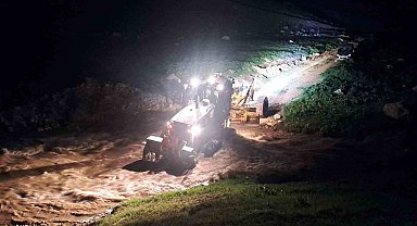 Van'da pancar toplamaya giden vatandaşlar su seviyesi yükselince mahsur kaldı