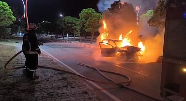 Van'da park halindeki araca çarpan otomobil alev alev yandı