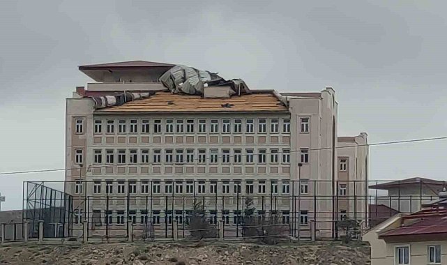 Van'da şiddetli fırtına: Çatılar uçtu