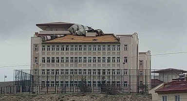 Van'da şiddetli fırtına: Çatılar uçtu
