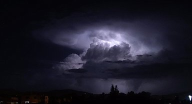 Van'da şimşeklerin bulutlarla dansı