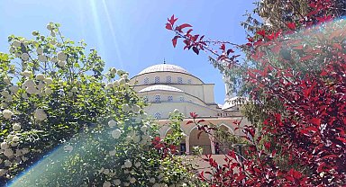 Van'da yarım asırlık Hazreti Ömer Camii'nde son cuma namazı kılındı