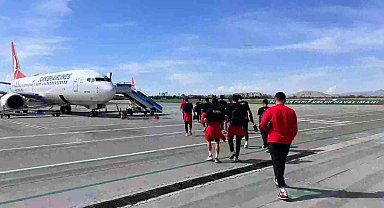 Vanspor kafilesi uçakla Elazığ'a gitti