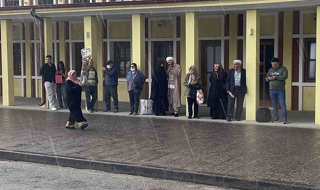 Vatandaşlar ıslanmamak için kapalı alanların girişlerine sığındı
