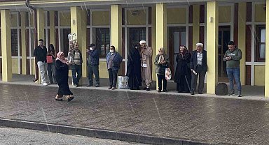 Vatandaşlar ıslanmamak için kapalı alanların girişlerine sığındı
