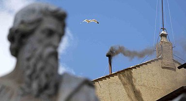 Vatikan'da bir kez daha siyah duman yükseldi