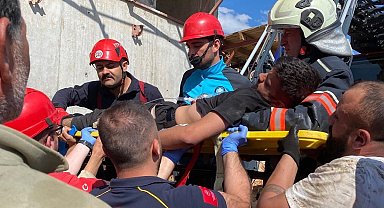 Vinçte fenalaşan operatör itfaiye erleri tarafından indirilerek hastaneye kaldırıldı