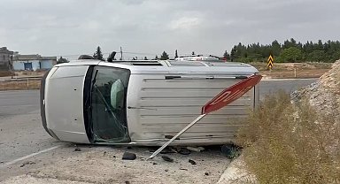 Viraja hızlı giren aracı 'DUR' tabelası durdurdu