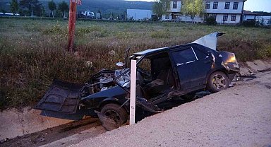 Virajı alamayan Tofaş otomobil refüje çarptı: 2 yaralı