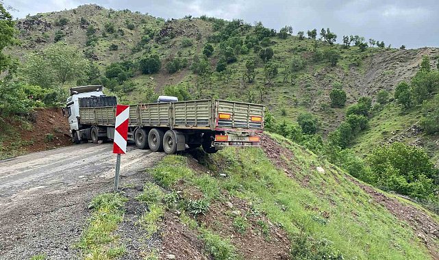 Virajlı yolda mahsur kalan tırı vatandaşlar kurtardı