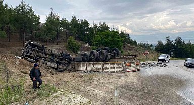 Yağışlı hava kazayı beraberinde getirdi, tuğla yüklü tır şarampole devrildi