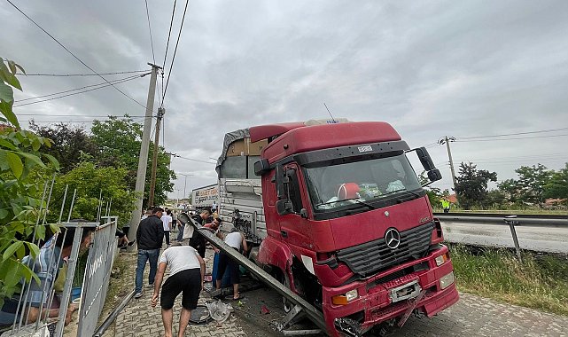 Yağmur kazayı beraberinde getirdi: Tır yan yola devrildi
