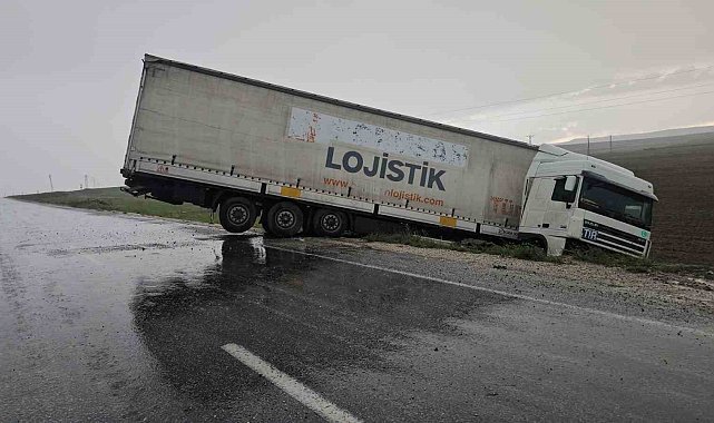 Yağmurdan kayganlaşan yolda tır şarampole düştü