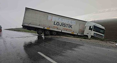 Yağmurdan kayganlaşan yolda tır şarampole düştü