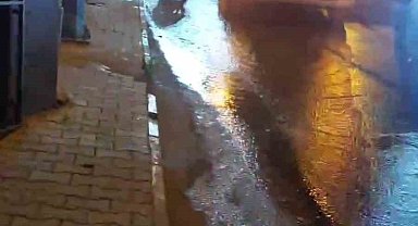 Yağmursuz günde sokaklar dere gibi aktı
