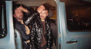 Yakalanan göçmenler gazetecileri görünce 'Yakışıklı' görünmek için saçlarını taradı