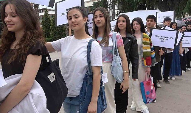 Yalova'da öğrencilerden 'Açık Hava Atık Materyal Defilesi'