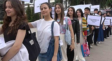 Yalova'da öğrencilerden 'Açık Hava Atık Materyal Defilesi'