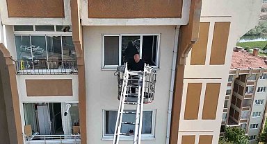 Yangın paniğe neden oldu, apartman sakinleri itfaiye merdiveniyle tahliye edildi