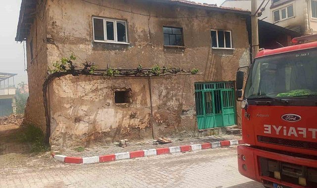 Yangında 75 yaşındaki adamın evi kullanılamaz hale geldi