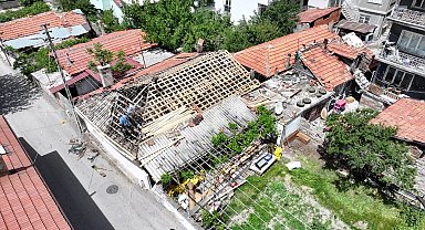 Yangında zarar gören evin tadilatı yapılıyor