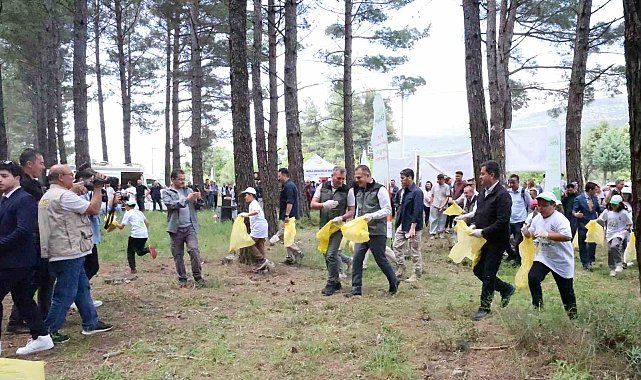 Yarım saatte 580 kilo çöp toplandı