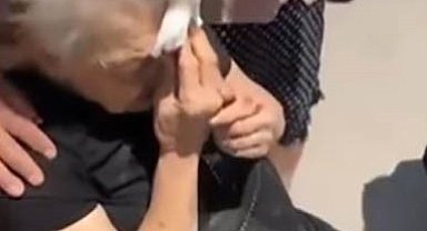 Yaşlı kadın kaldırımda düşüp kafasını vurdu, vatandaş Buca Belediyesine isyan etti