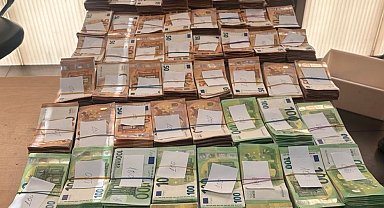 Yatağın altına gizlediği 61 bin 300 euro komşuda kaldı