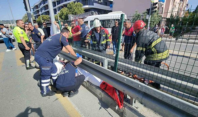 Yaya geçidini kullanan motosiklete servis aracı çarptı: 1'i ağır 2 yaralı