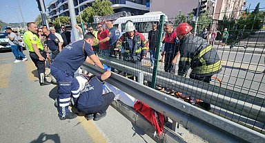 Yaya geçidini kullanan motosiklete servis aracı çarptı: 1'i ağır 2 yaralı