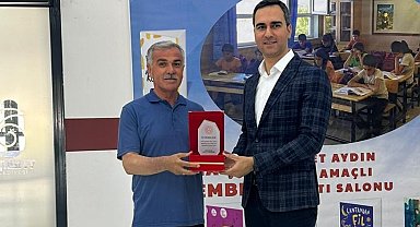 Yazar Çelik'e eğitime katkılarından dolayı plaket verildi