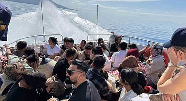 Yelkenlide 95 düzensiz göçmen yakalandı