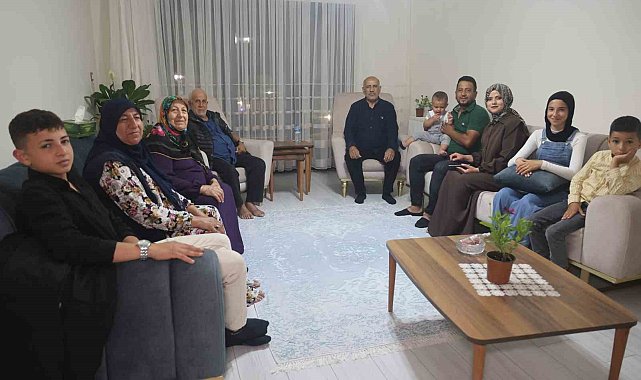Yeni yuvasında ilk misafiri olan Bakan Kurum'a 9 evladının ismini tek solukta sayan depremzede baba gülümsetti