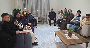 Yeni yuvasında ilk misafiri olan Bakan Kurum'a 9 evladının ismini tek solukta sayan depremzede baba gülümsetti