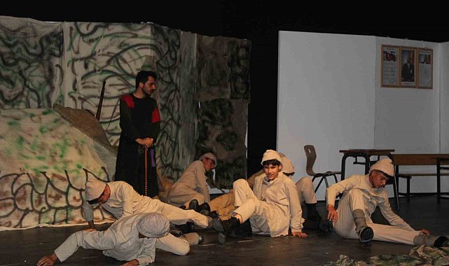 Yer Ayrı Ruh Aynı tiyatro gösterisi büyük beğeni topladı