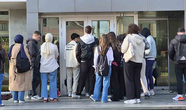 Yer bulamayan geri dönüyor: Mağaza değil, kütüphane kuyruğu