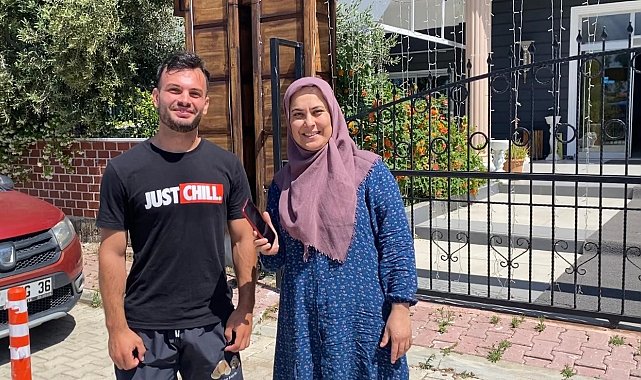 Yıllar önce kaybettiği telefonu geri gelmeyen turist, bulduğu telefona sahibine teslim etti